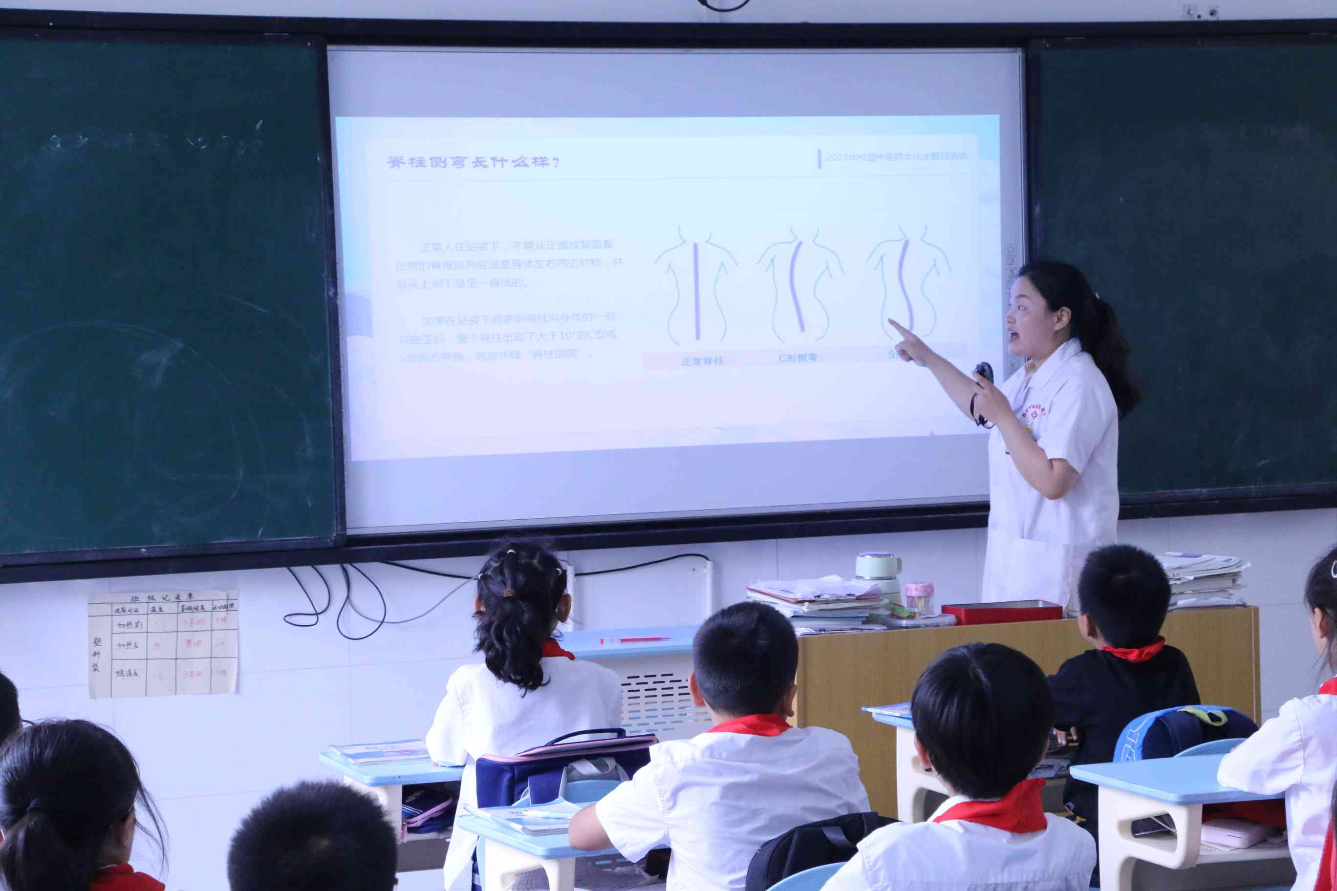 中医师尹脆走进学校讲授脊柱健康知识。彭州市中西医结合医院供图