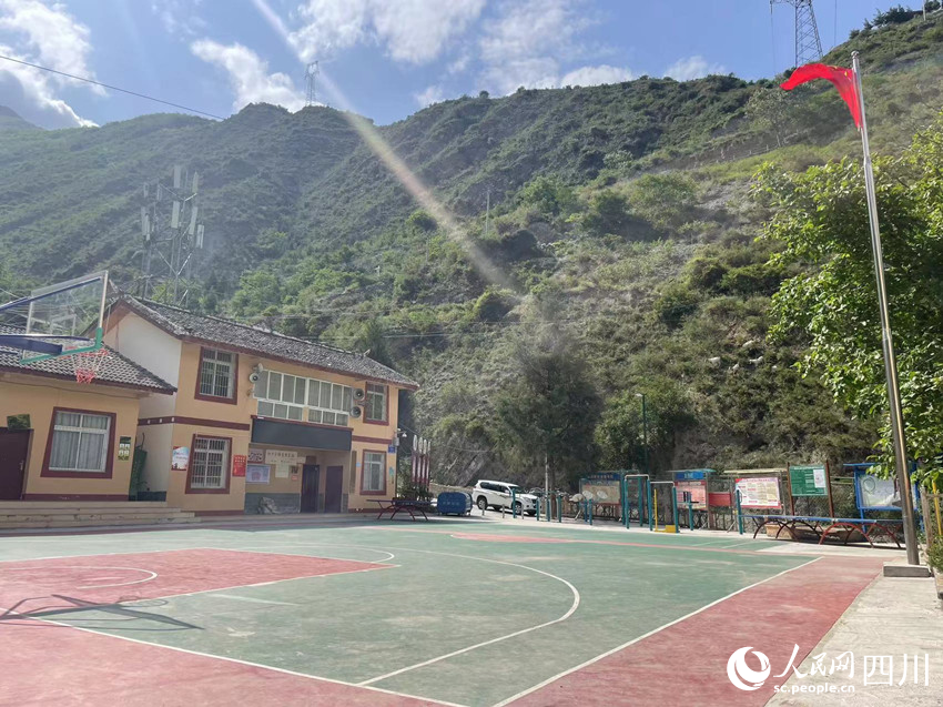 阿壩州煙草公司出資修建的活動廣場。黃楊攝