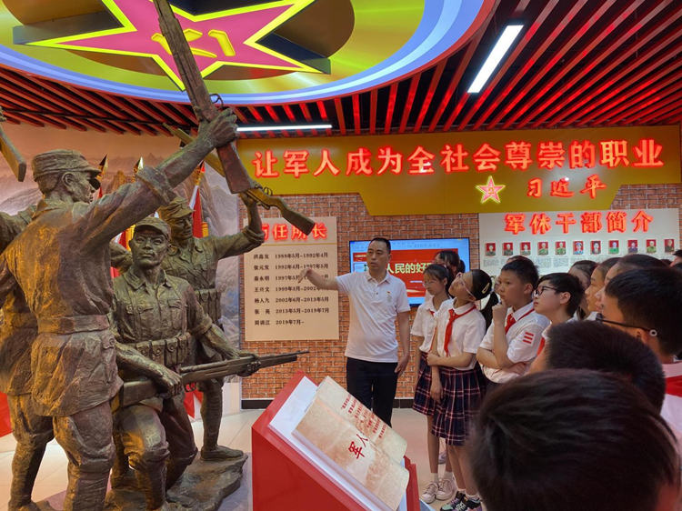 同學們參觀軍休所榮譽展廳。廣漢市融媒體中心供圖