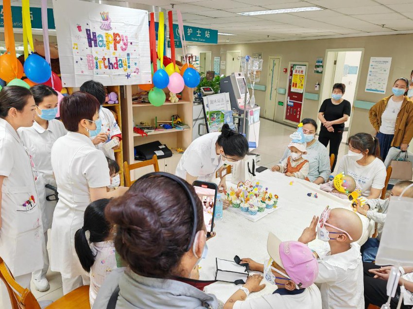 病房温馨生日会。四川省肿瘤医院供图