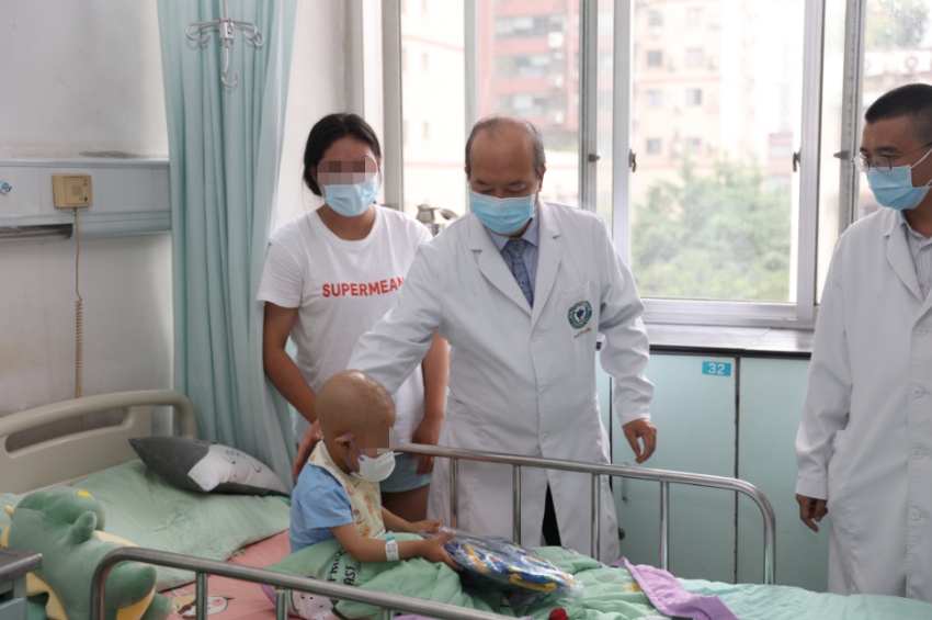 四川省腫瘤醫院院長林桐榆到病房看望孩子。四川省腫瘤醫院供圖