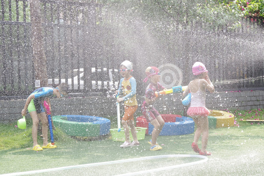 孩子们正在打水仗。成都市第三幼儿园国际新城园区供图
