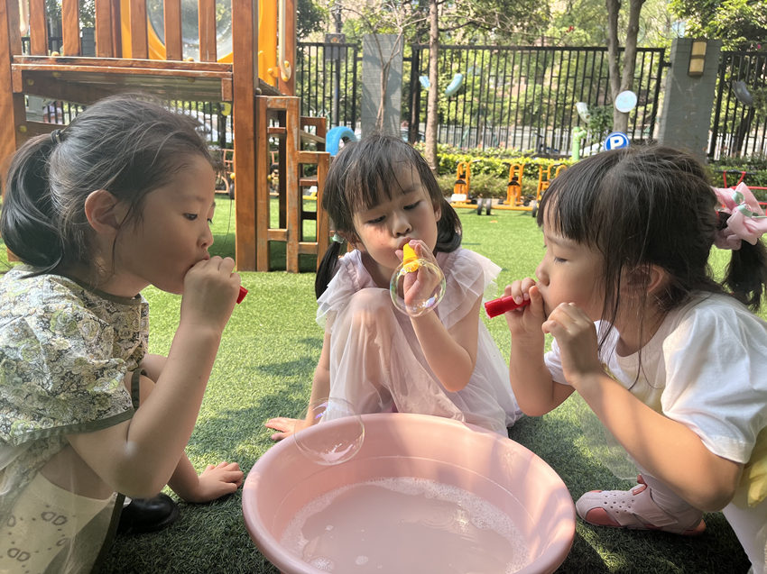 孩子们自制泡泡水吹泡泡。成都市第三幼儿园国际新城园区供图