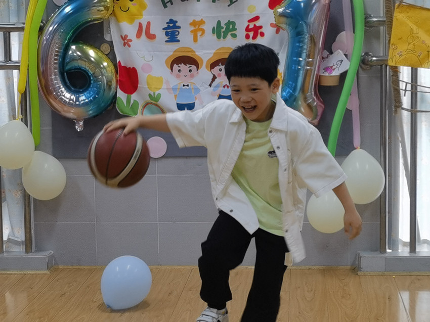 小朋友展示花式篮球才艺。成都市第三幼儿园国际新城园区供图