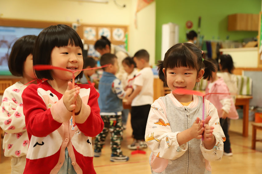 孩子们在玩竹蜻蜓游戏。成都市第三幼儿园528园区供图