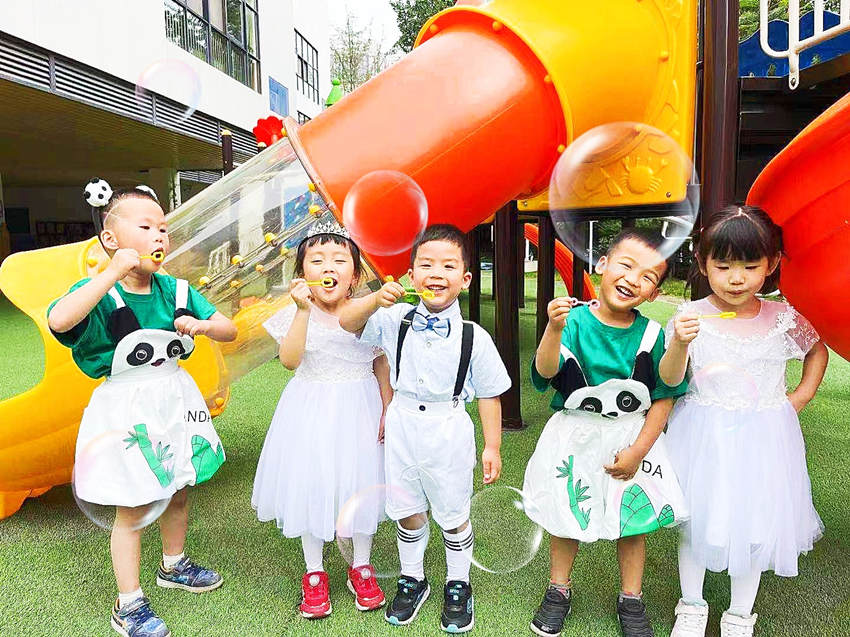 孩子们正在玩吹泡泡。成都市第三幼儿园528园区供图