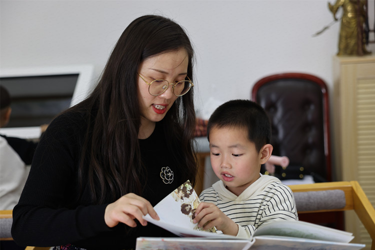 税务局开展亲子阅读活动，培养阅读好习惯。达州市税务局供图