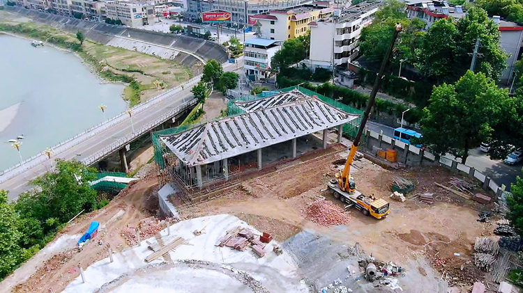 三官桥道路整治工程施工现场。张敏摄
