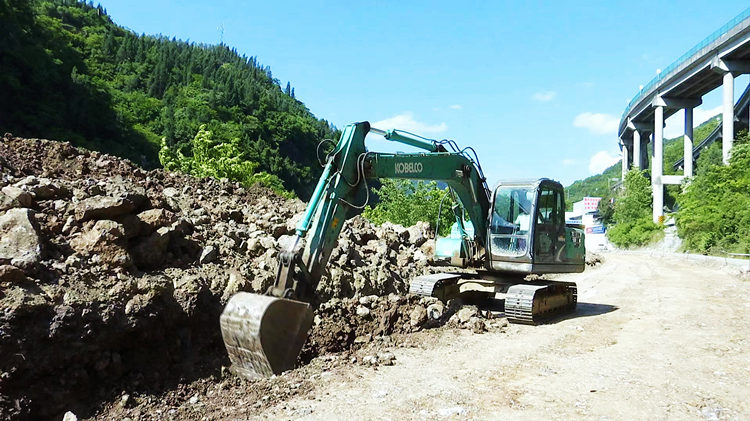 雪溪路改扩建项目施工现场。张敏摄