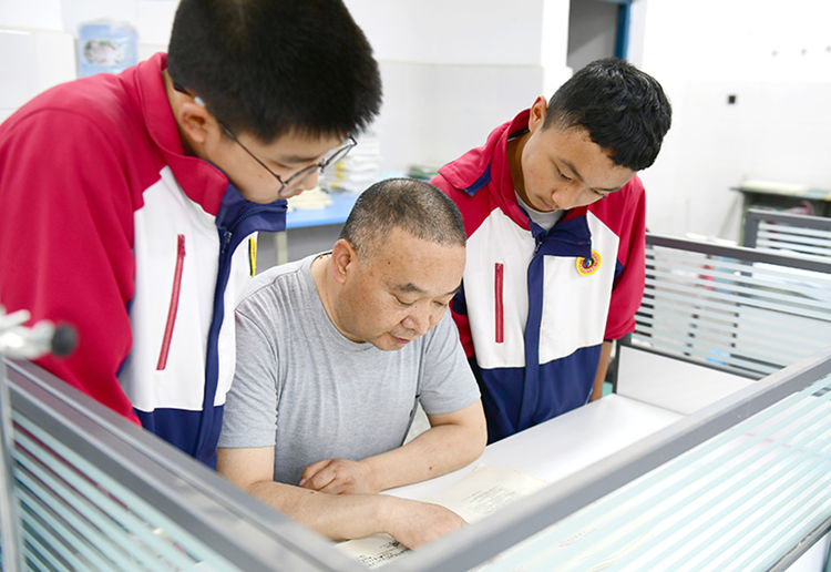 黄明彦老师课后辅导学生学习。绵竹市融媒体中心供图