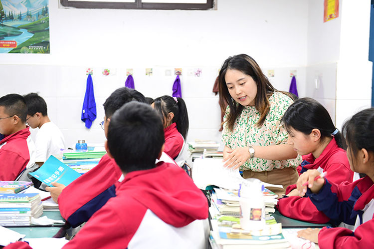 老师在“绵竹班”上课。绵竹市融媒体中心供图