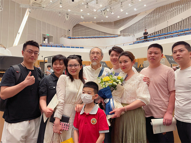活动现场，杨新民和他的学生们合影。主办方供图