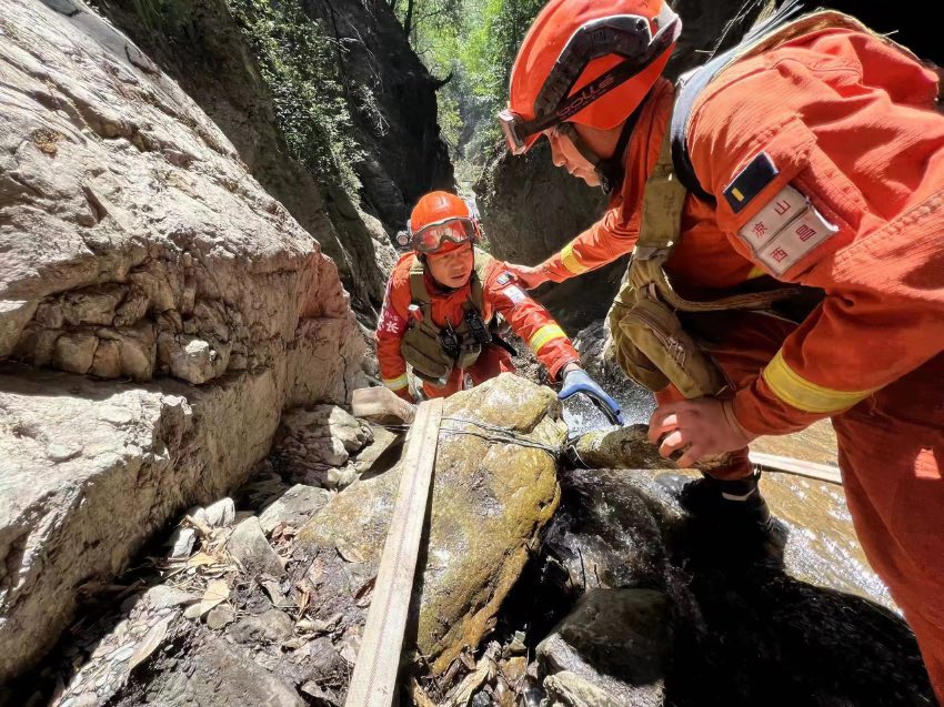 消防员开设隔离带。凉山州森林消防支队供图