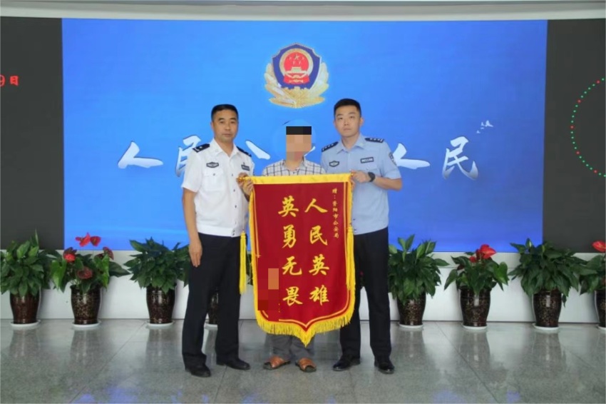 图为被救男子为公安民警送锦旗。资阳市公安局供图