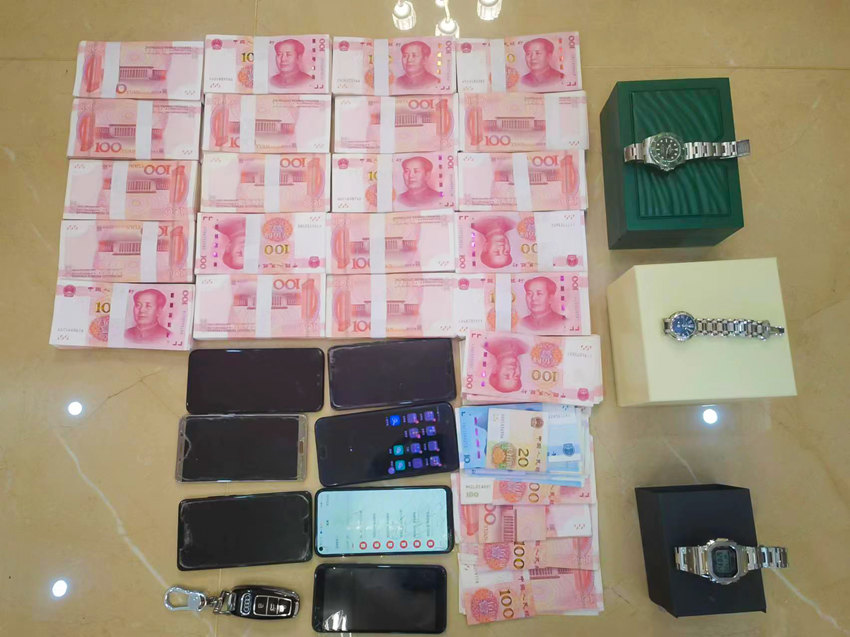 涉案现金和财物。南充市公安局供图