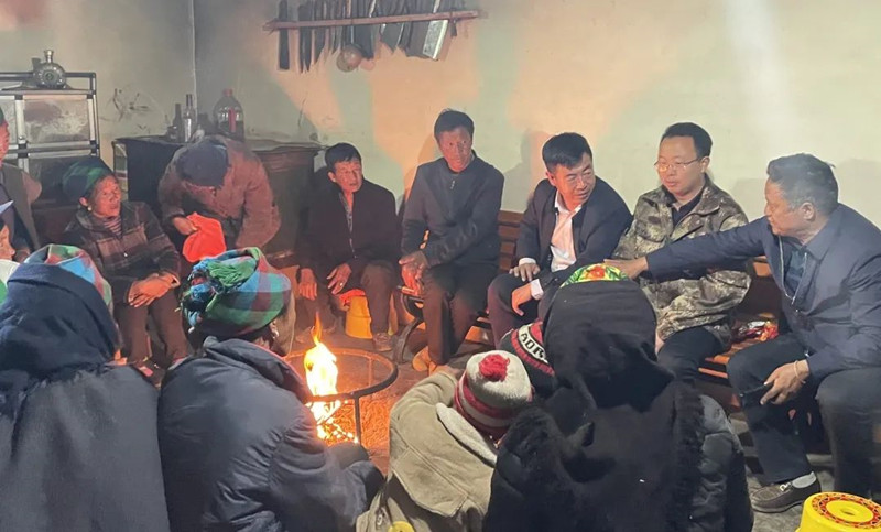 王斌走进农户家中，了解乡亲们的生产情况、经济收入、技术需求。东方汽轮机供图