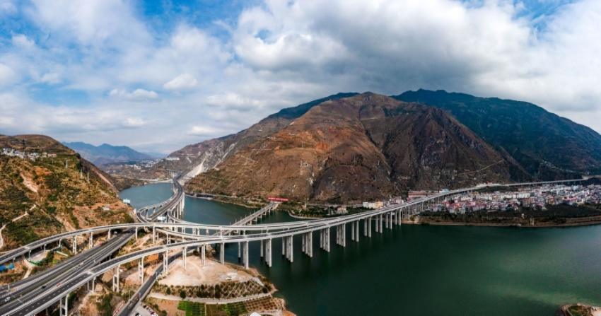 俯瞰峨汉高速。蜀道集团供图