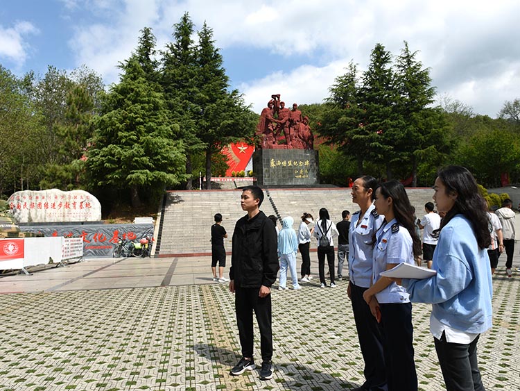 税务干部到彝海景区查看旅游业恢复情况。凉山州税务局供图