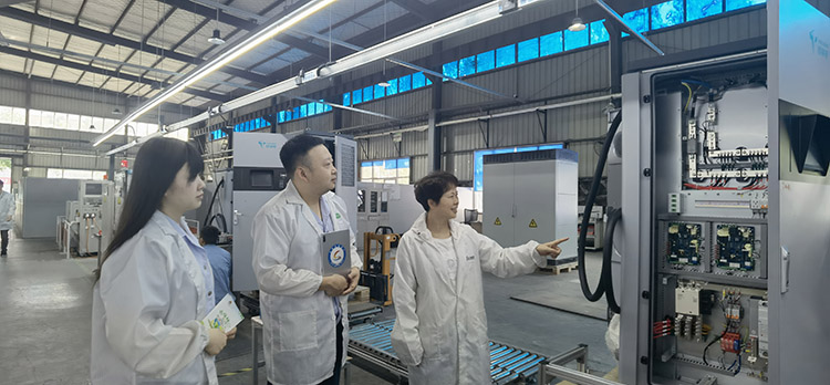 稅務干部到企業開展調查研究和問需問難。四川省稅務局供圖