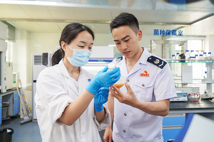 稅務干部到企業了解研發創新情況。四川省稅務局供圖