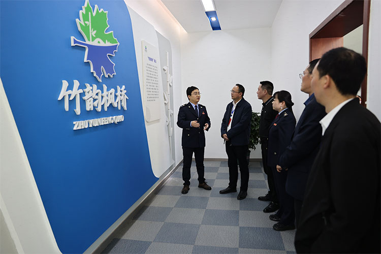 大竹縣人大常委會黨組成員、副主任劉高鵬帶隊專題調研大竹縣稅務局“楓橋式”稅務分局建設情況。達州市稅務局供圖