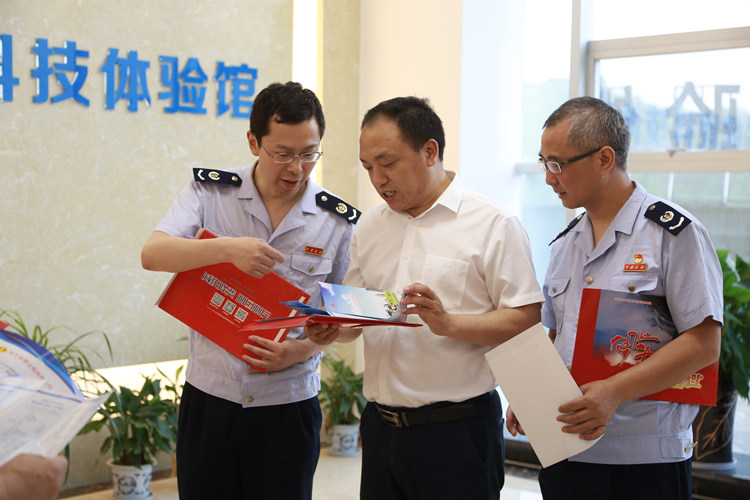 深入企业开展税法宣传。达州市税务局供图
