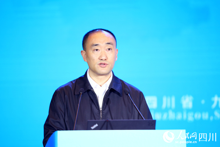 九寨沟世界遗产管理局局长赵德猛主持启动仪式。人民网记者 王波摄