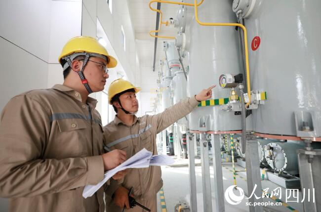 电力工作人员正在检查设备状态。陈红梅摄