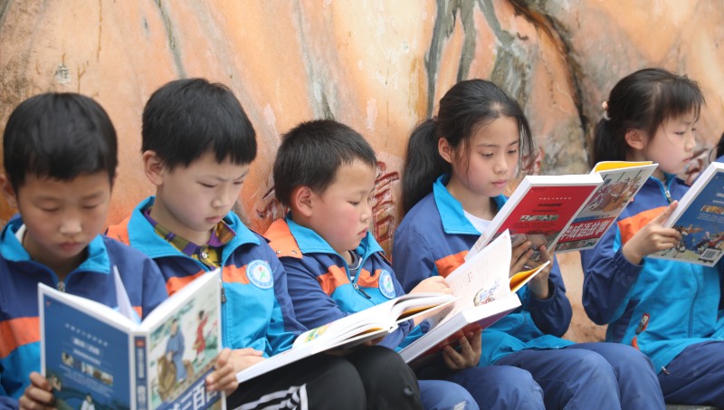 学生们认真阅读。宣汉县委宣传部供图