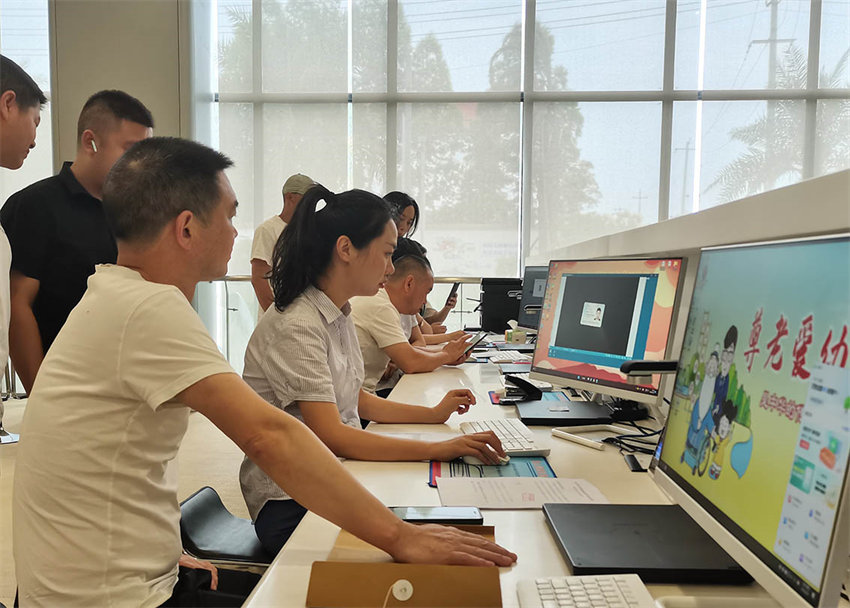 一對一輔導企業辦理工商營業執照。彭山區委宣傳部供圖