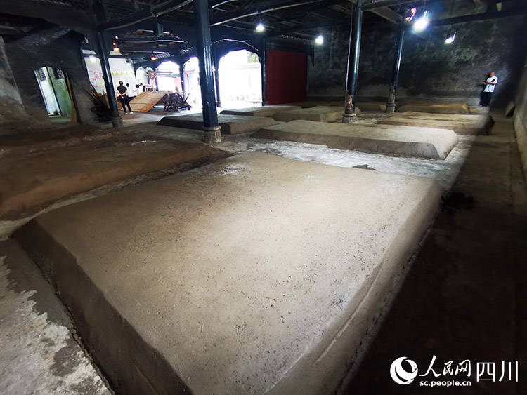 1500年窖龄的酒窖。人民网记者 王波摄
