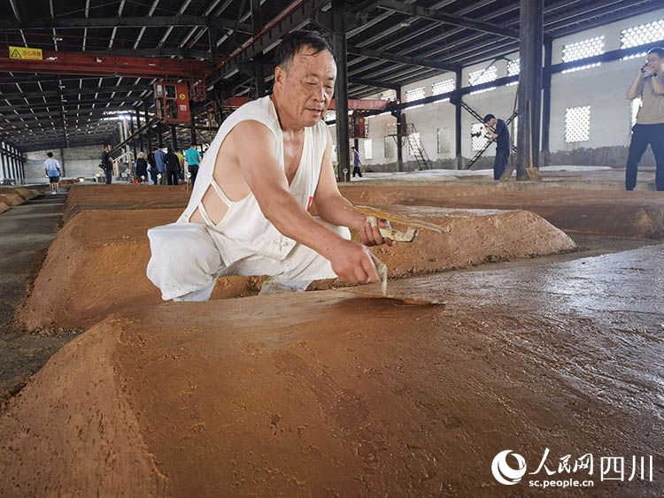 技术工人正在对酒窖进行密封。人民网记者 王波摄