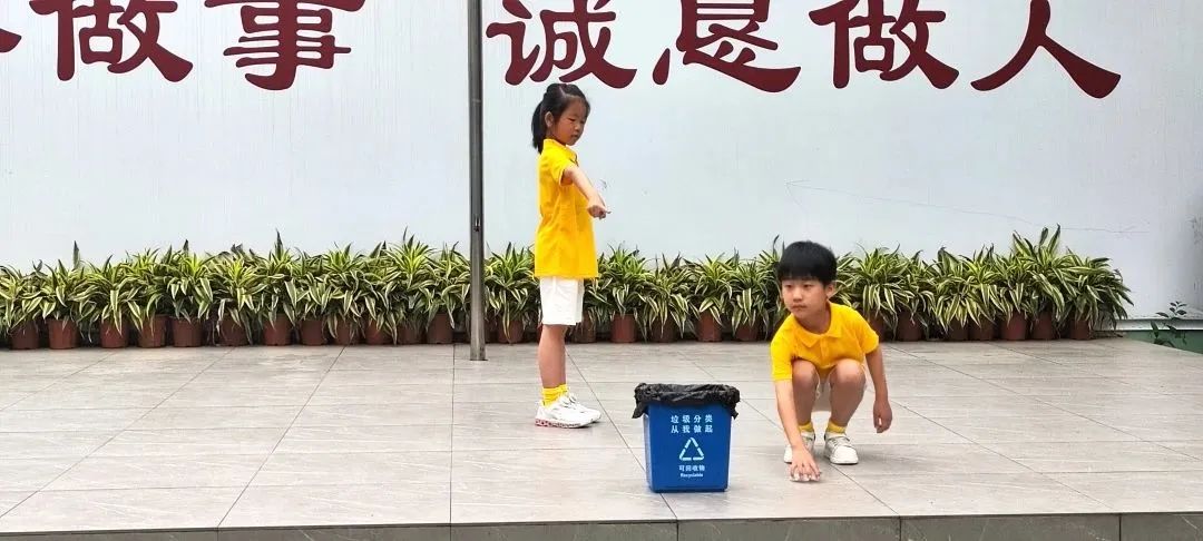 不乱丢垃圾，让文明规范永驻心间。成都市彩虹小学供图