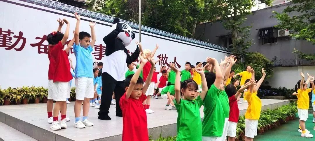 小朋友们当好东道主，争做文明学生。成都市彩虹小学供图