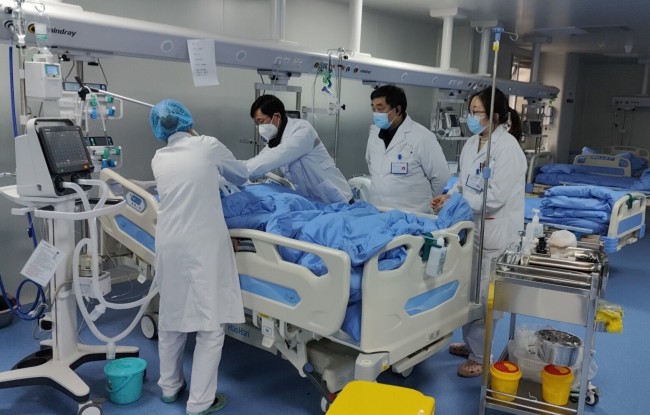 加强医疗救治，全力保健康防重症。王娟供图