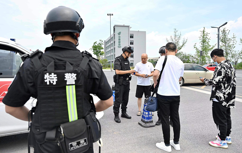 例行检查。东部新区公安分局供图