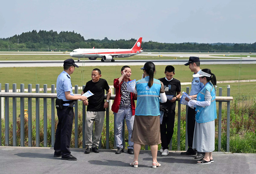 向游客进行净空安全知识的宣传。东部新区公安分局供图