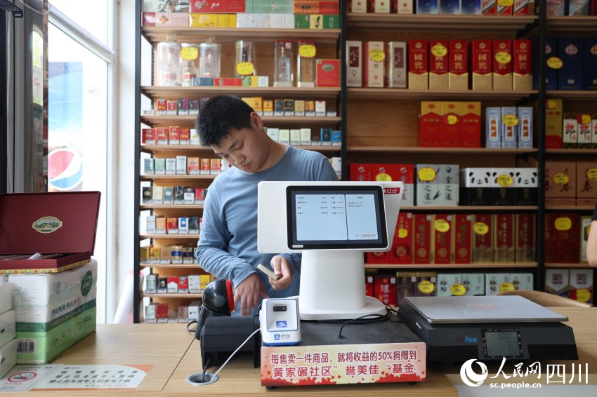 特殊店员小李在超市工作场景。杨千依摄