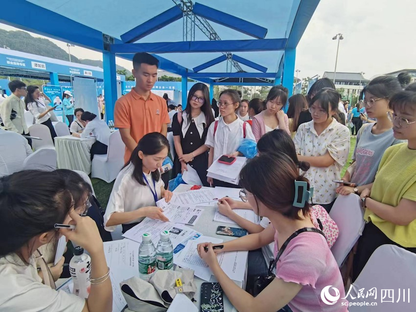 职业指导专家为求职毕业生讲解应聘时应注意的事项。人民网记者 郭莹摄