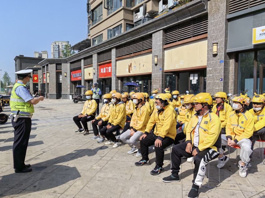 成都市溫江區市場監管局邀請交警為外賣騎手“配送”交通安全知識。成都市市場監管局供圖