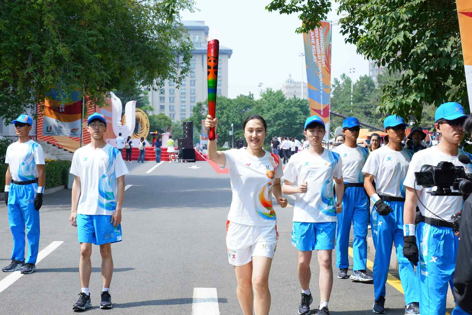 成都大运会火炬哈尔滨站第一棒火炬传递手张虹。成都大运会执委会供图