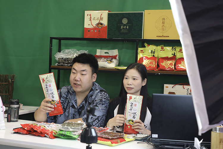 主播带货“宜宾燃面”。翠屏区融媒体中心供图