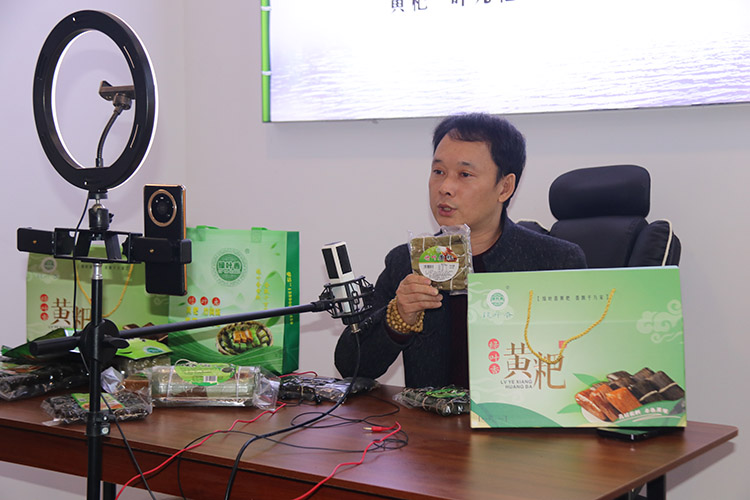 主播带货销售“宜宾造”黄粑。翠屏区融媒体中心供图