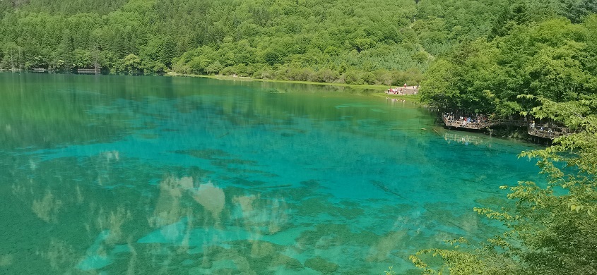 修复后的九寨沟景区。九寨沟景区供图