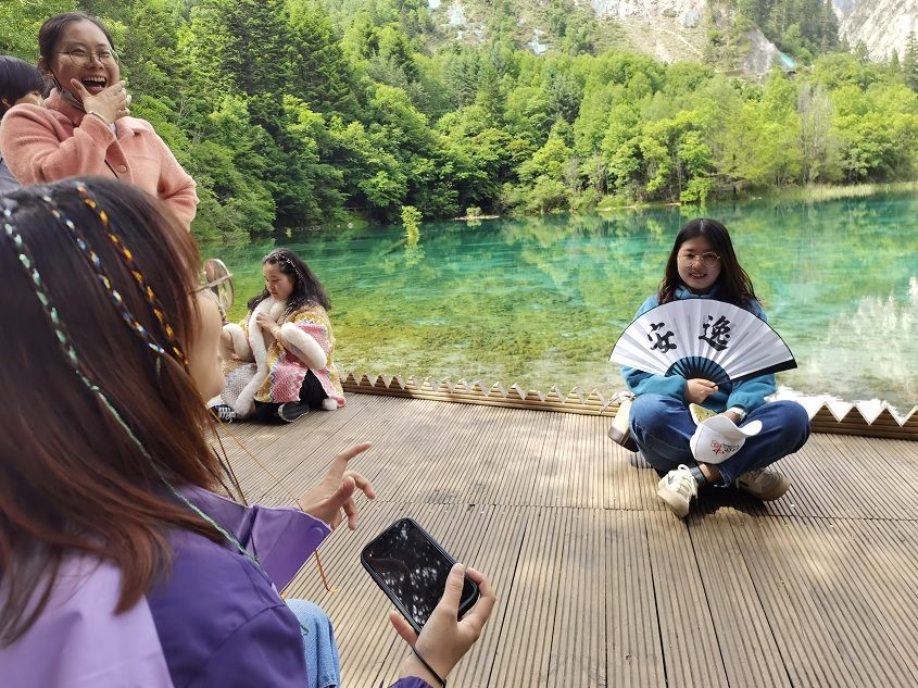 景区游玩的旅客。九寨沟景区供图