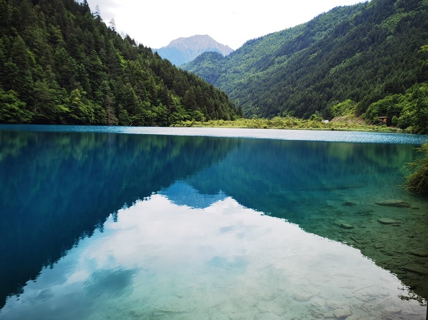 青山环抱的景区内湖泊。九寨沟景区供图