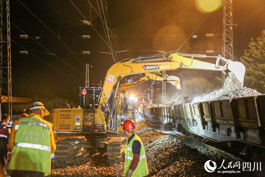 铁路大修工人在宝成线三合场站进行换岔施工作业。赵喆摄
