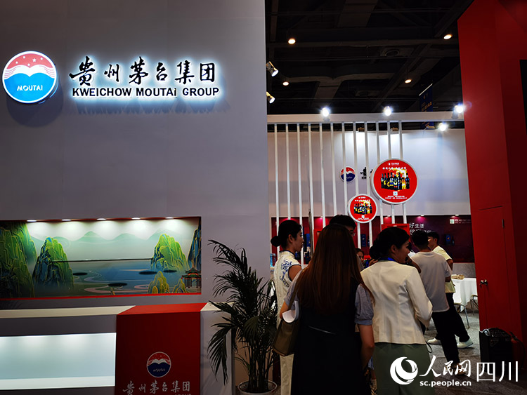 客商參觀酒企展館。人民網記者 王波攝