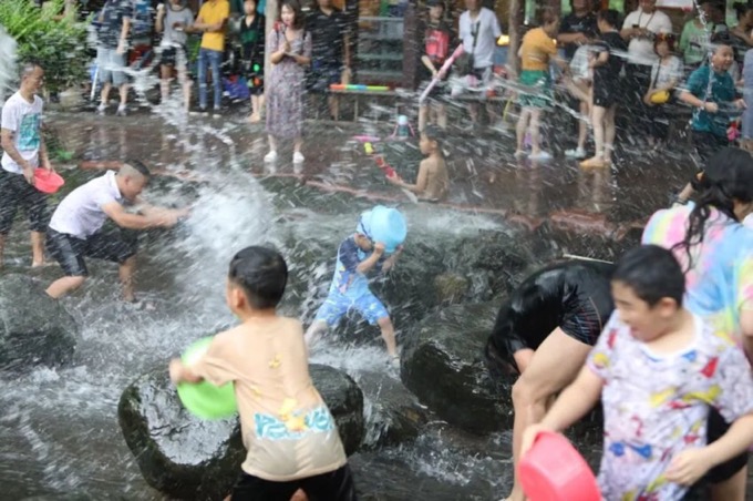 耍水避暑。屠者摄