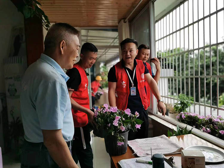 志愿者帮助打造“最美阳台”。受访者供图